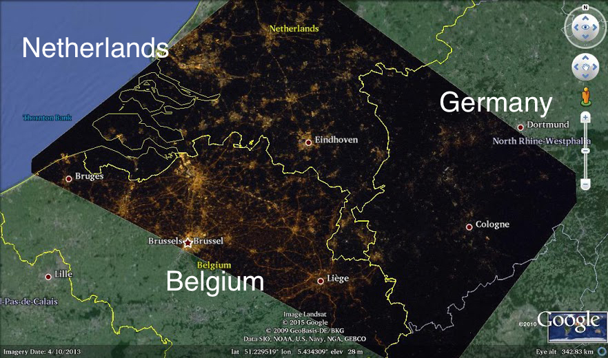 Belgija osvjetljava sve svoje autoceste, Nizozemska samo neke a Njemačka uopće ne. Intenzitet javne rasvjete znatno je niži u Njemačkoj u odnosu na Nizozemsku i Belgiju. Razlika u količini svjetlosnog zagađenja jasno je vidljiva sa Svemirske Postaje. The border of The Netherlands, Belgium, and Germany at night. Image from an International Astronomical Union press release.